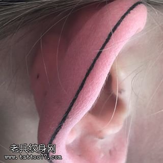 耳朵上的线条纹身图案