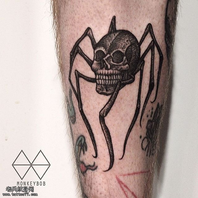 小腿的蜘蛛骷髅纹身图案