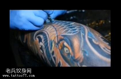 小花腿鲤鱼纹身图案现场