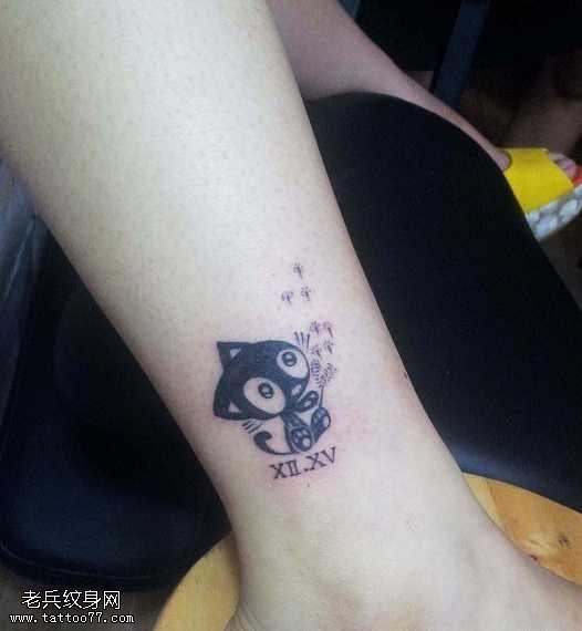 脚踝处的小猫纹身图案