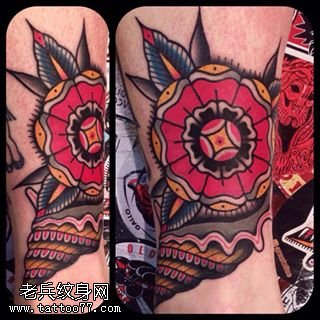 小腿的蜗牛花纹身图案