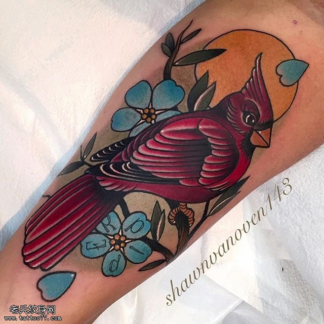 腿部经典的鸟纹身图案