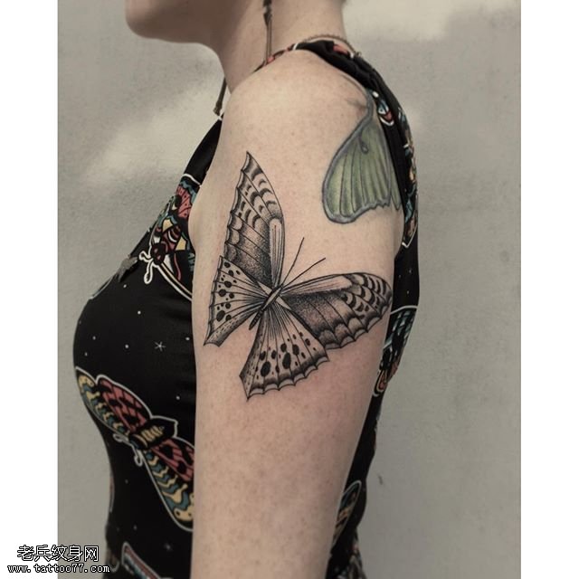 大臂上的蝴蝶纹身图案