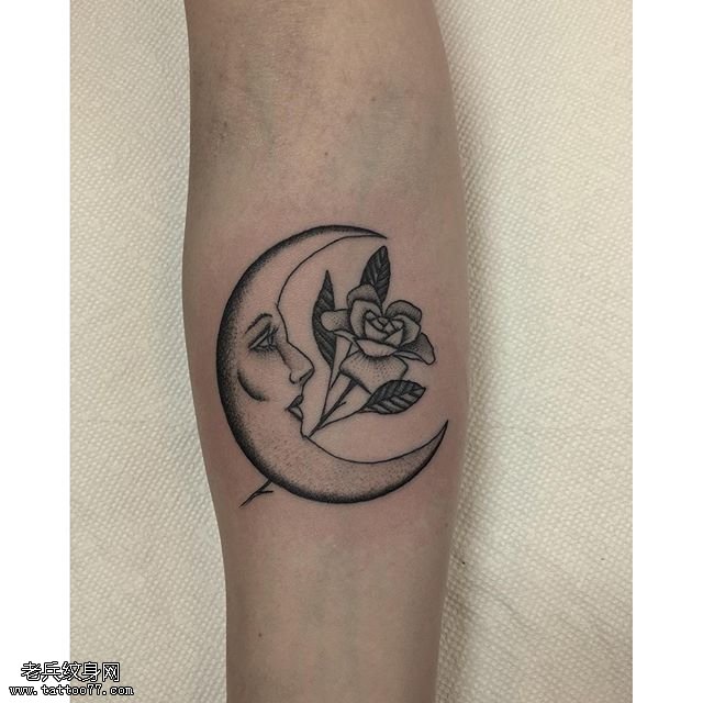 手臂月亮玫瑰纹身图案