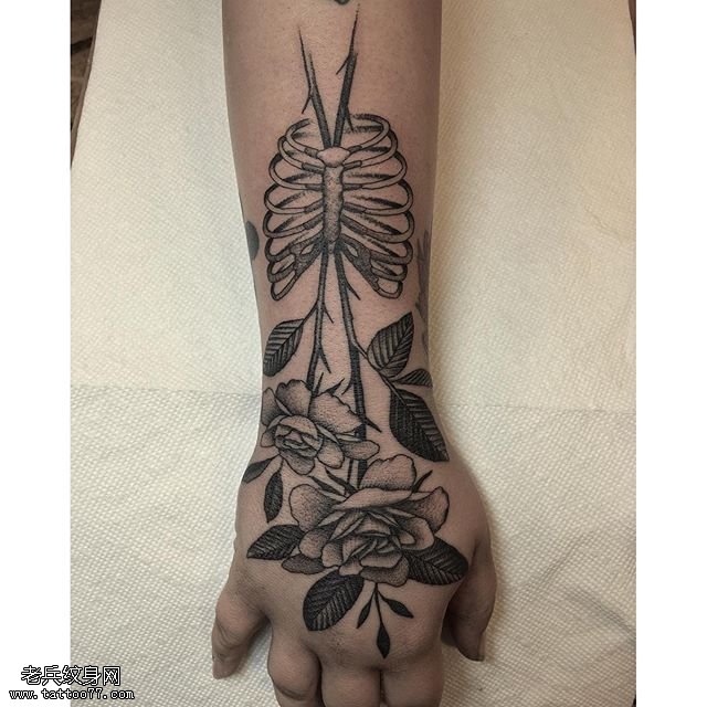 手臂一枝荆棘玫瑰纹身图案