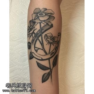 手臂的马蹄印植物纹身图案