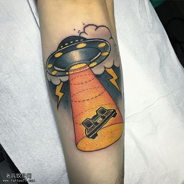 手臂的飞碟纹身图案