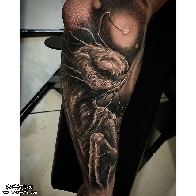 手臂的一只怪物纹身图案