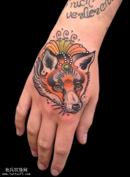 手背一款漂亮的狐狸纹身图案