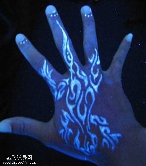 手背上发光的荧光纹身图案