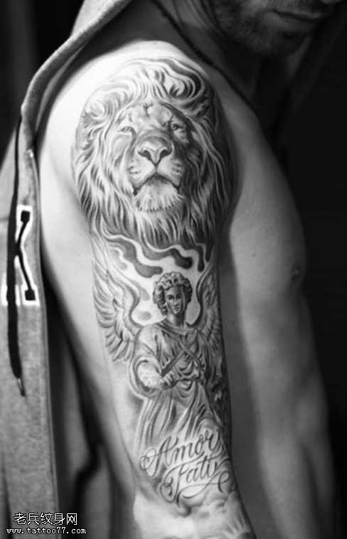 手臂帅气的狮子纹身图案