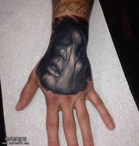 手部黑色面具纹身图案