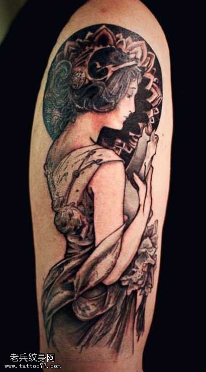 手臂上一款美女纹身图案