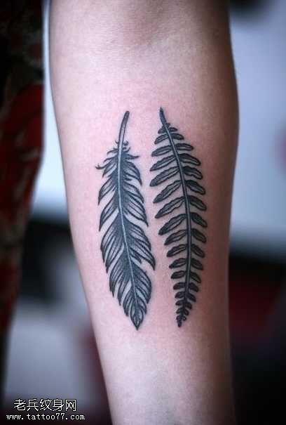 手臂上小小的树叶纹身图案