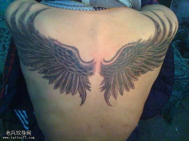 背部黑色翅膀纹身纹身图案