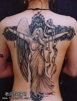 后背被束缚在十字架上的天使纹身图案