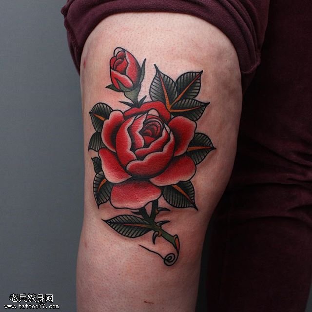 膝盖上一枝荆棘的玫瑰纹身图案