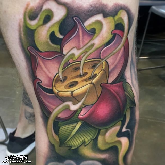 腿部的莲蓬纹身图案