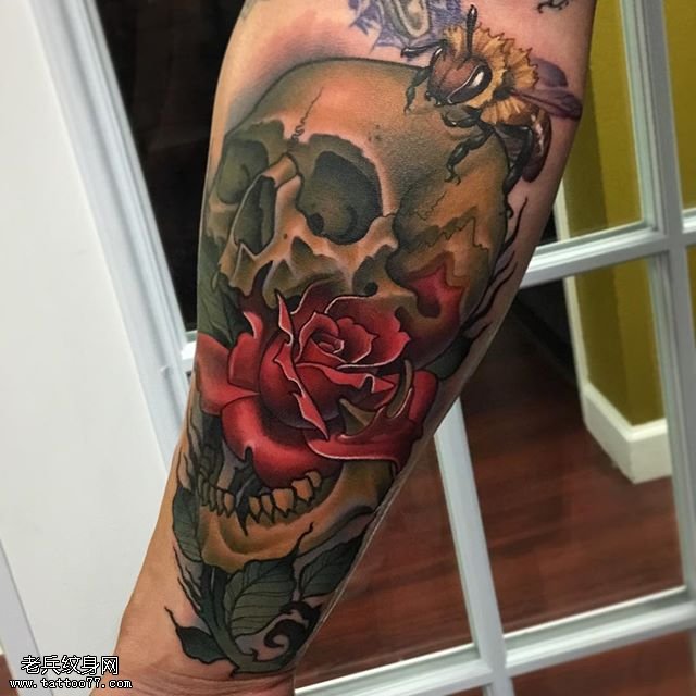 手臂骷髅玫瑰蜜蜂纹身图案