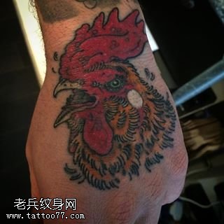 手背的一只大公鸡纹身图案