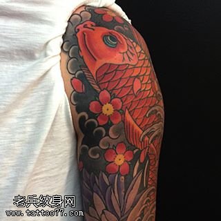 大臂上经典锦鲤纹身图案