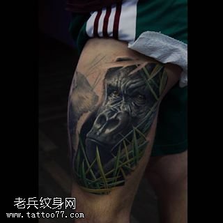 大腿上的猩猩纹身图案