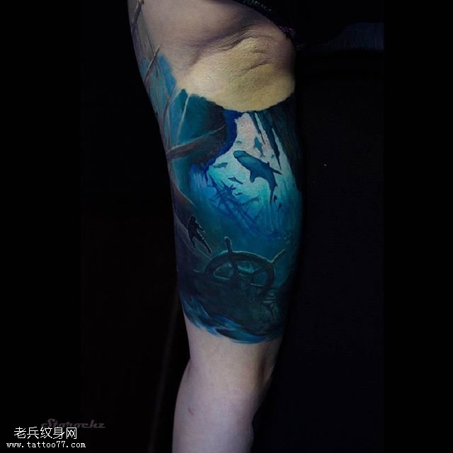 大臂上的海底世界纹身图案