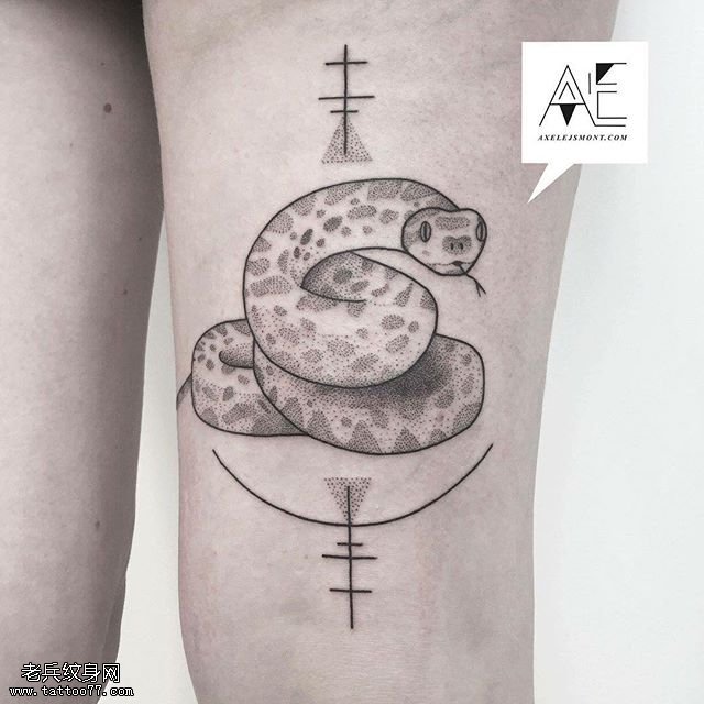 大腿上点刺的蛇纹身图案