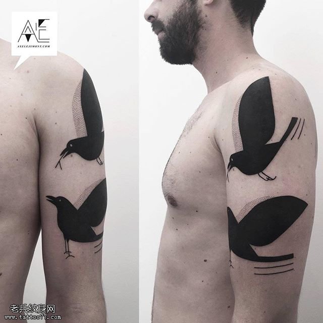 大臂上的两只乌鸦纹身图案