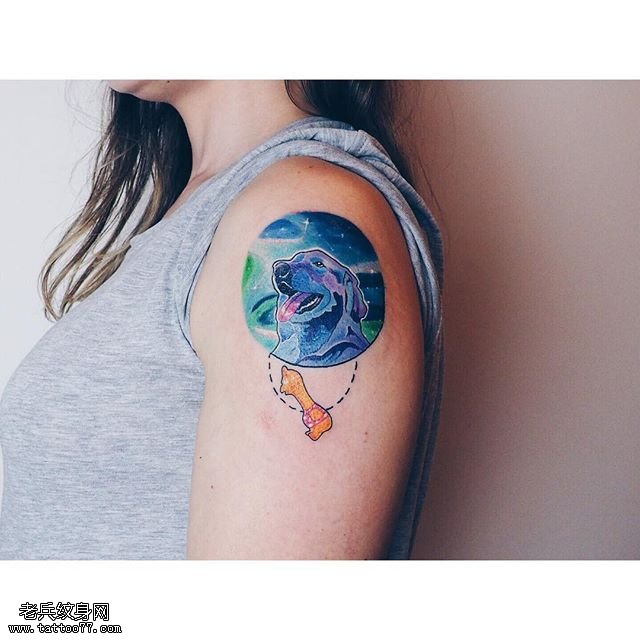 大臂星空的狗狗纹身图案