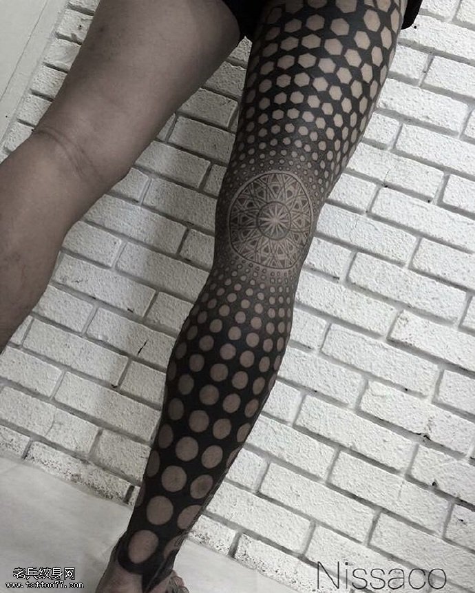 腿部密集图腾纹身图案