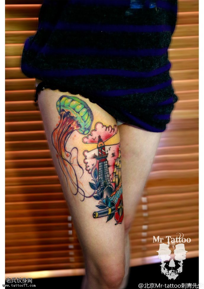 大腿上彩绘水母灯塔纹身图案
