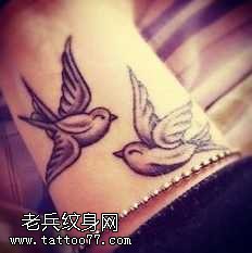 手腕上唯美漂亮的燕子纹身图案