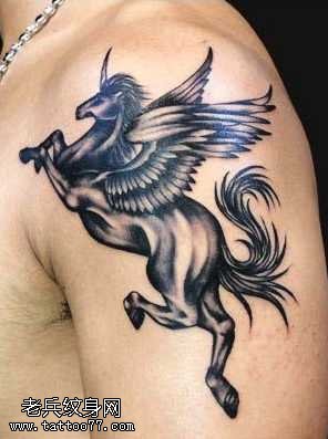 手臂上帅气的独角兽纹身图案
