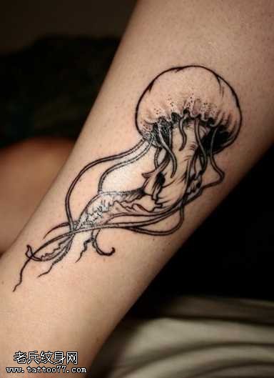 腿部漂亮的水母纹身图案
