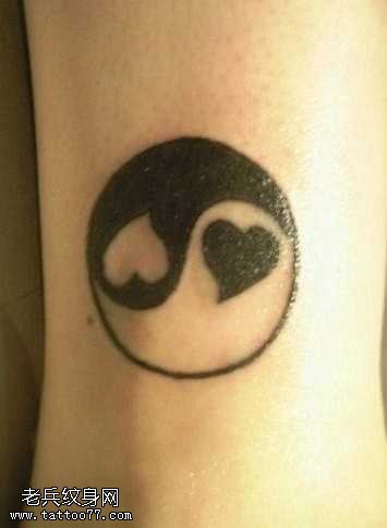 手臂可爱的八卦纹身图案
