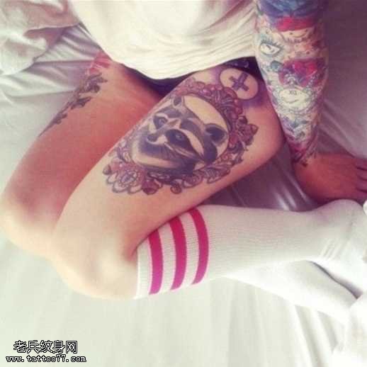 腿部彩色漂亮纹身图案
