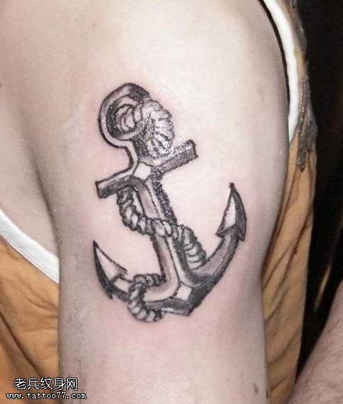 大臂上一款好看的船锚纹身图案