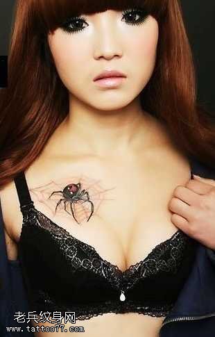 胸部逼真的3d蜘蛛纹身图案