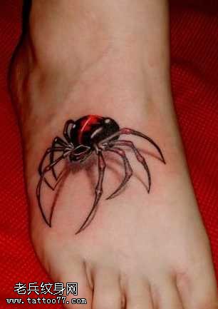 脚背上的3d逼真蜘蛛纹身图案