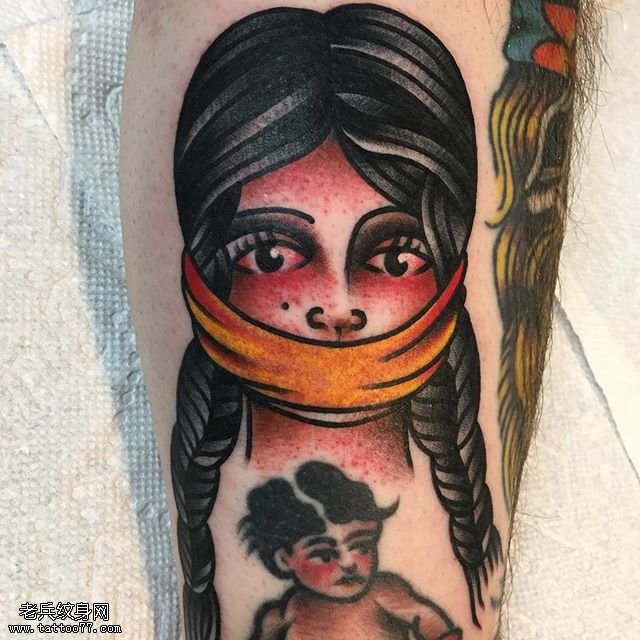 小腿上的小女孩纹身图案