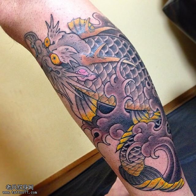 小腿的龙鱼纹身图案