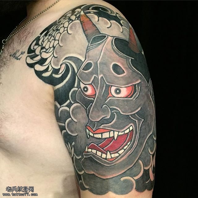 大臂的般若面具纹身图案