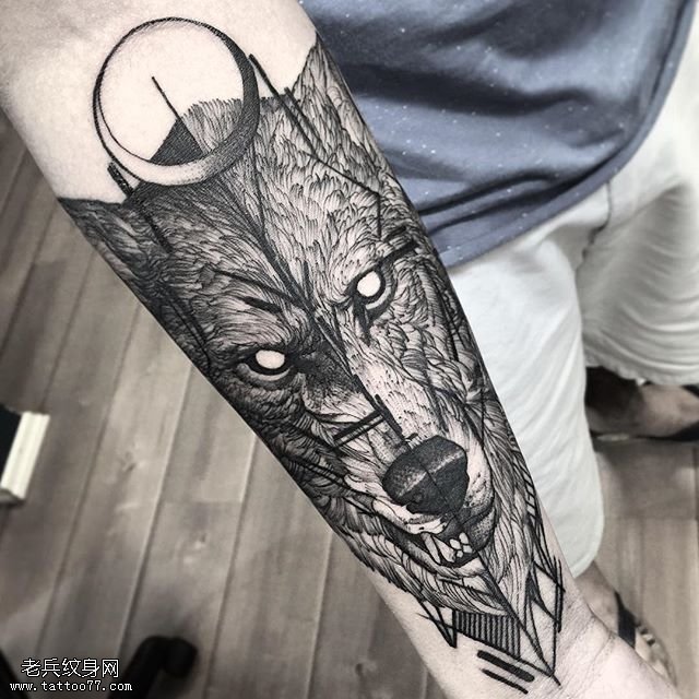 手臂写实的狼纹身图案