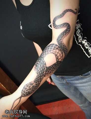 手臂长蛇纹身图案