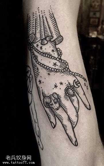 手臂上一款好看的女生手纹身图案