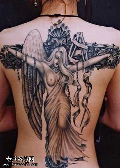 背部十字架上的天使纹身图案