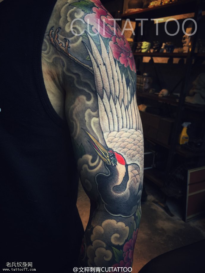 大臂上的仙鹤纹身图案