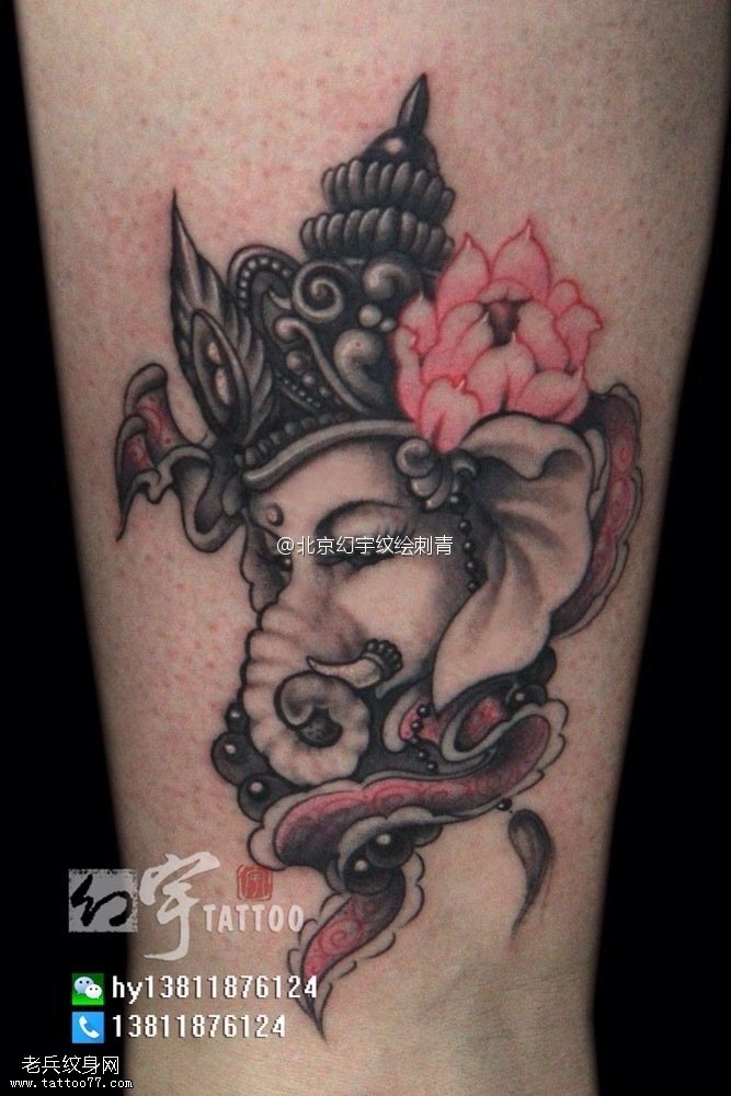 小腿上经典的大象纹身图案