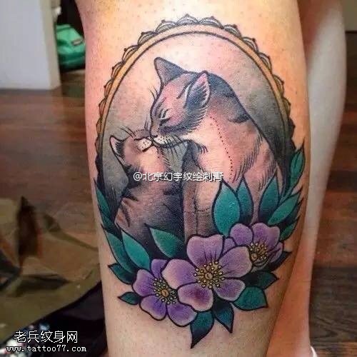腿部的两只小猫纹身图案